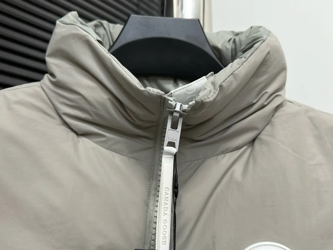 P490 【CANADA GOOSE】PASTELS white label series down vest. The white label series is a capsule limited series and the most popular PASTELS series this year. The chest labels are all white badges with pure silicone texture. The pattern has a strong contrast between concave and convex. The topographic map of Canada on the badge is lifelike. The plastic material used for currency logos on the market is very hard to the touch! Our original independent order accessories are all one-to-one customized original accessories. The imported YKK zippers have correct teeth, while the teeth of the fake zippers are very thick. The zipper webbing logo is printed with 3M fluorescent printing, and the original custom-made washable label. The placket webbing and wiring details are all restored to the original ones. Size: XS S M L XL XXL
